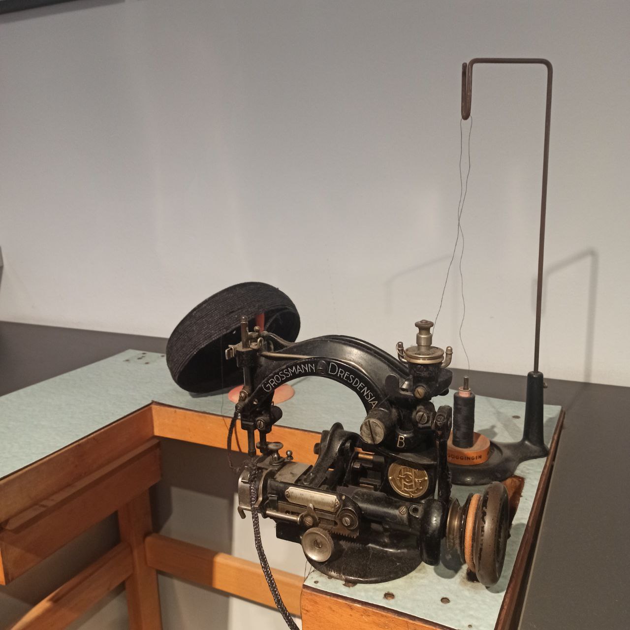 A specific Sewing Machine for Hat built by Grossmann in Germany-Dresden, Straw sewing machine Dresdensia Manufacture of straw hats from sewn-in braids. 1920