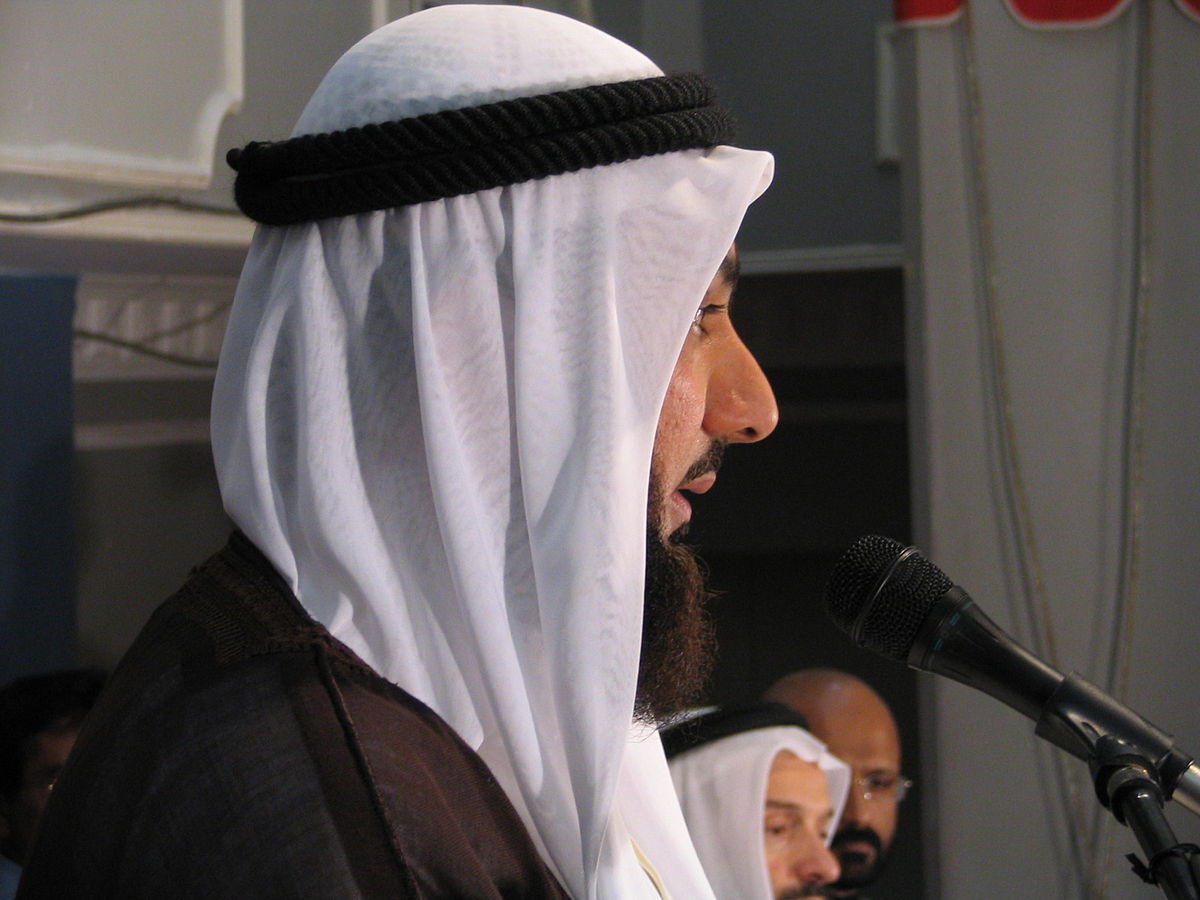 A arab man weared agal and thawb suriyah